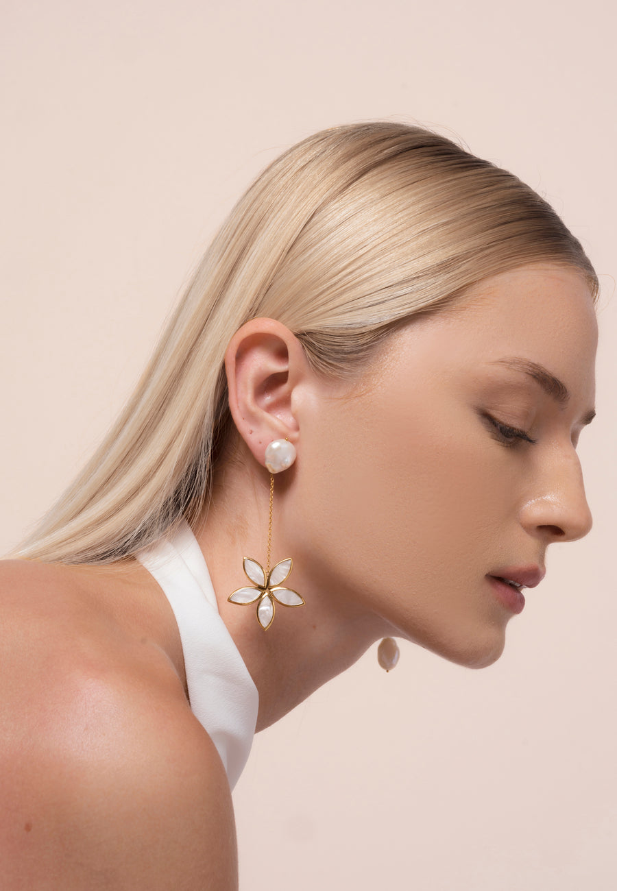 lavani Pendientes White Lotus