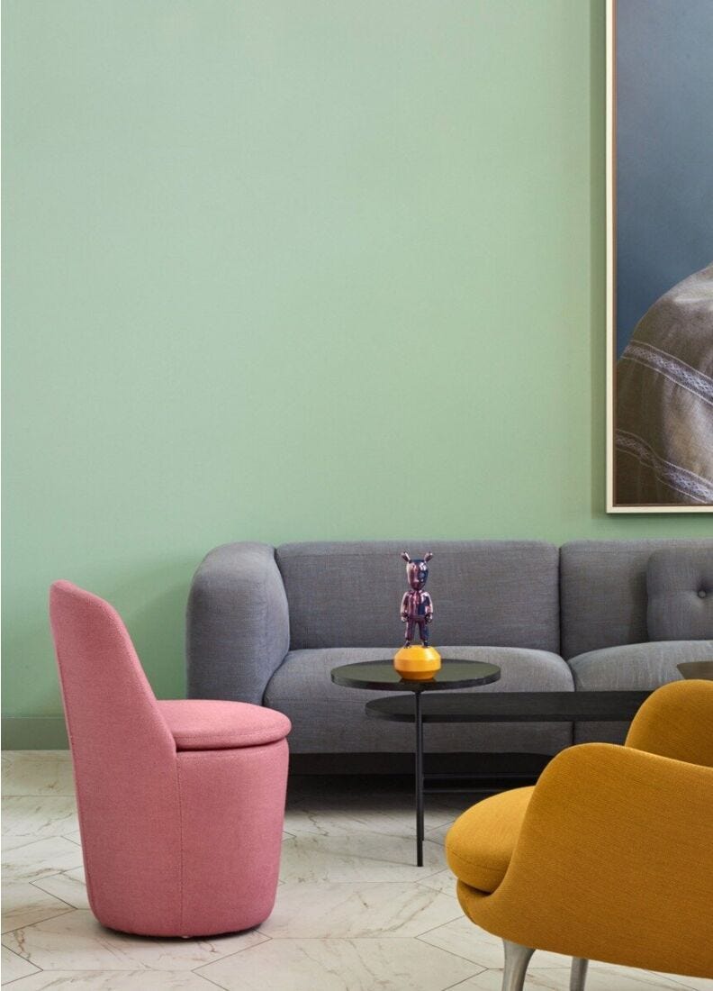 Lladro Figura The Guest Little-morado Sobre Amarillo. Pequeña