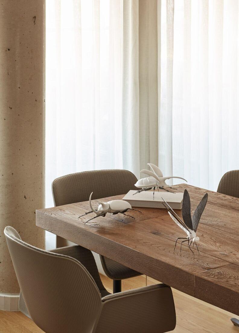 Lladro Figura Escarabajo Rinoceronte. Blanco Mate