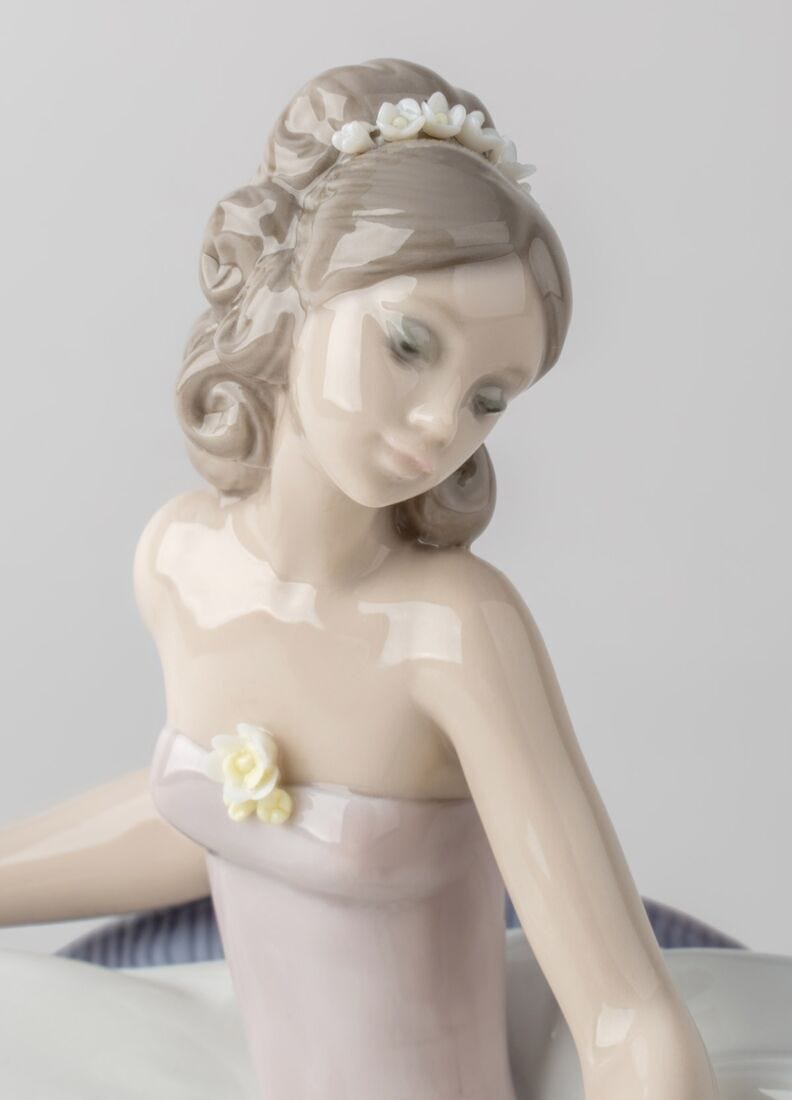 Lladro Figura Mujer Sentada En La Fiesta