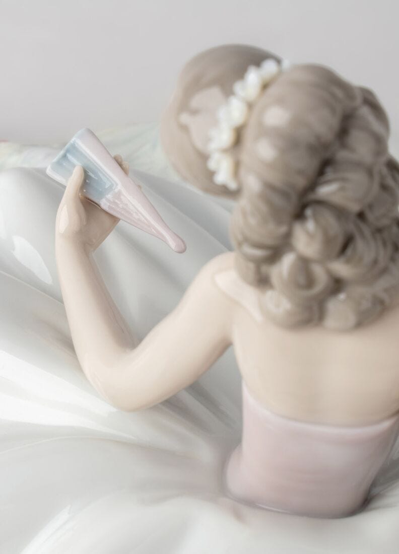 Lladro Figura Mujer Sentada En La Fiesta