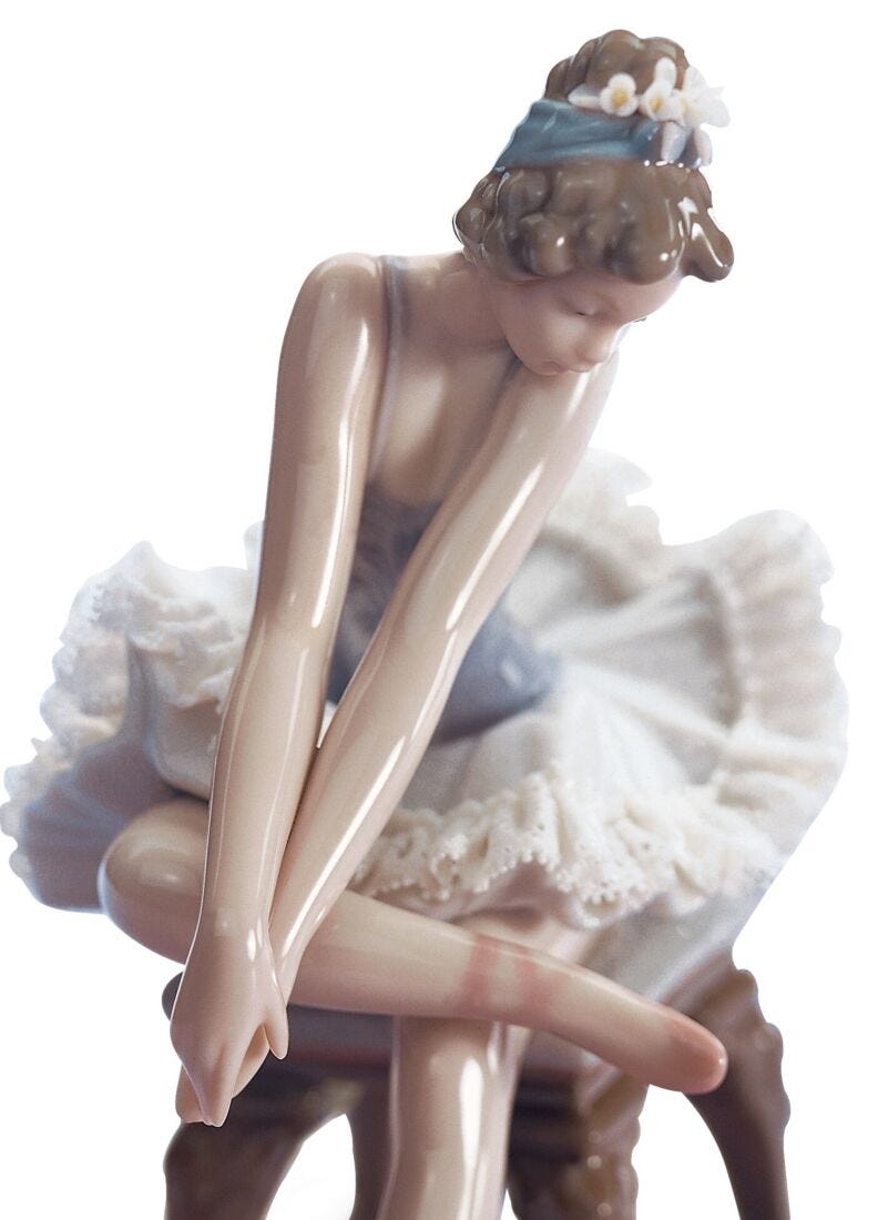 Lladro Figura Niña Ballet Mirando Zapatilla