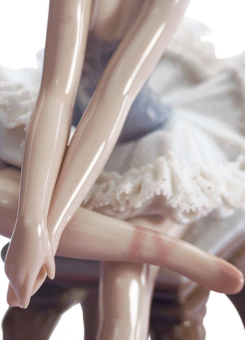 Lladro Figura Niña Ballet Mirando Zapatilla