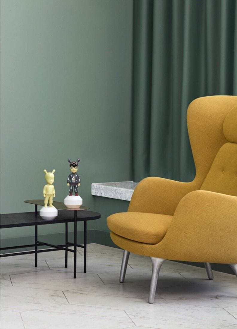 Lladro Figura The Yellow Guest. Pequeña