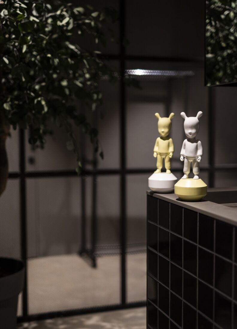 Lladro Figura The Yellow Guest. Pequeña