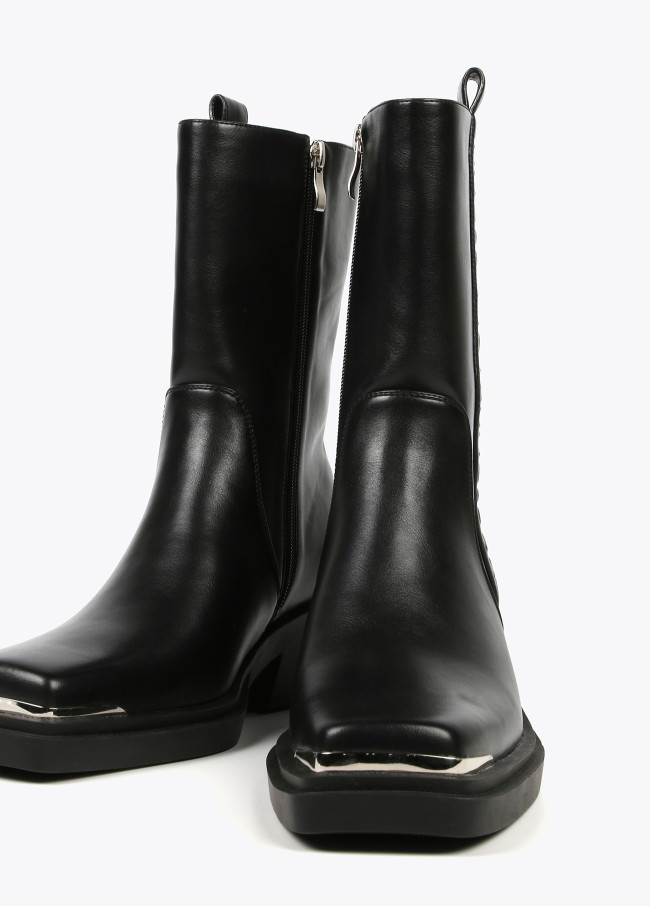 Lola Casademunt Bota Punta Cuadrara Y Detalles Dorados