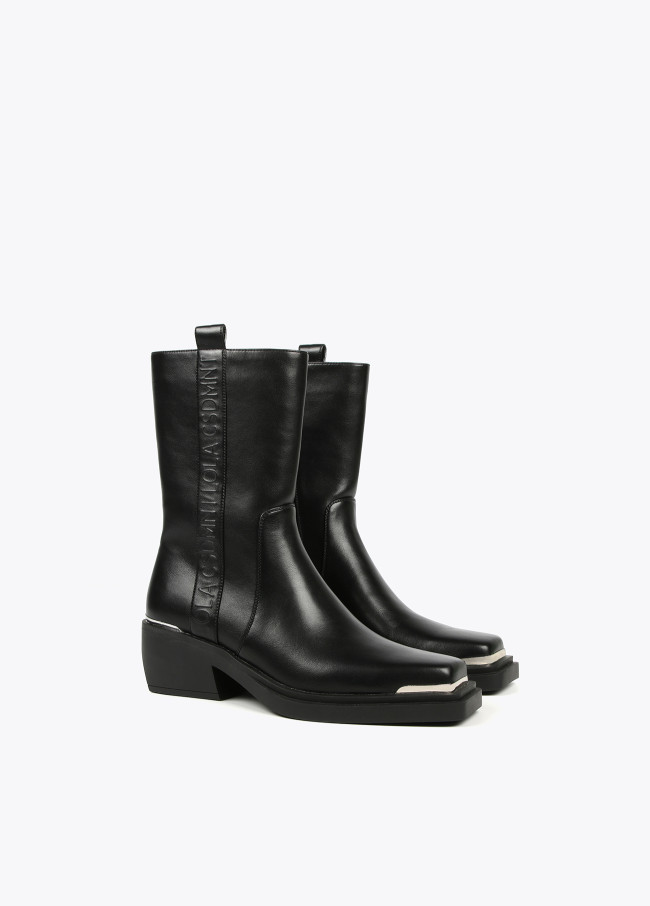 Lola Casademunt Bota Punta Cuadrara Y Detalles Dorados