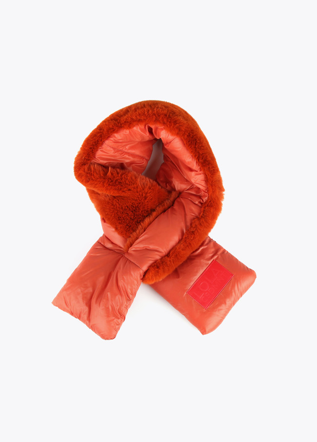 lola casademunt Cuello acolchado y pelo efecto piel