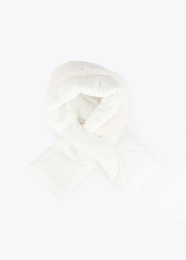 lola casademunt Cuello acolchado y pelo efecto piel