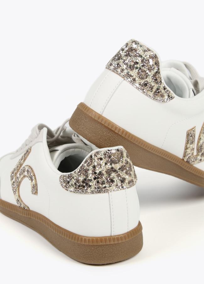Lola Casademunt Deportiva Detalles Efecto Glitter Y Leopardo