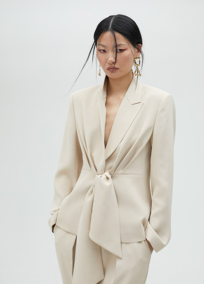 Lola Casademunt Americana Corta Con Nudo