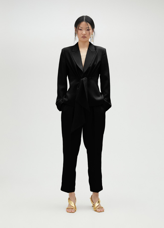 Lola Casademunt Americana Corta Con Nudo