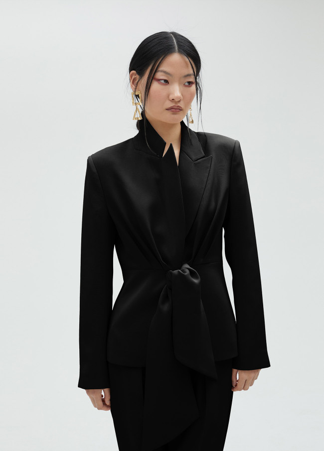 Lola Casademunt Americana Corta Con Nudo