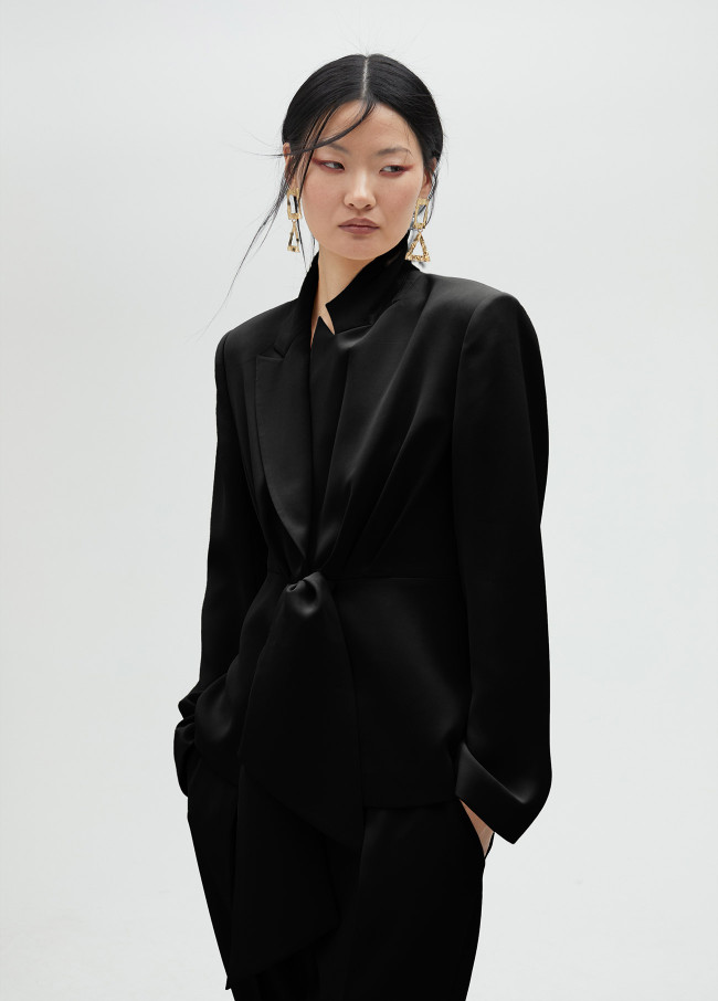 lola casademunt Americana corta con nudo