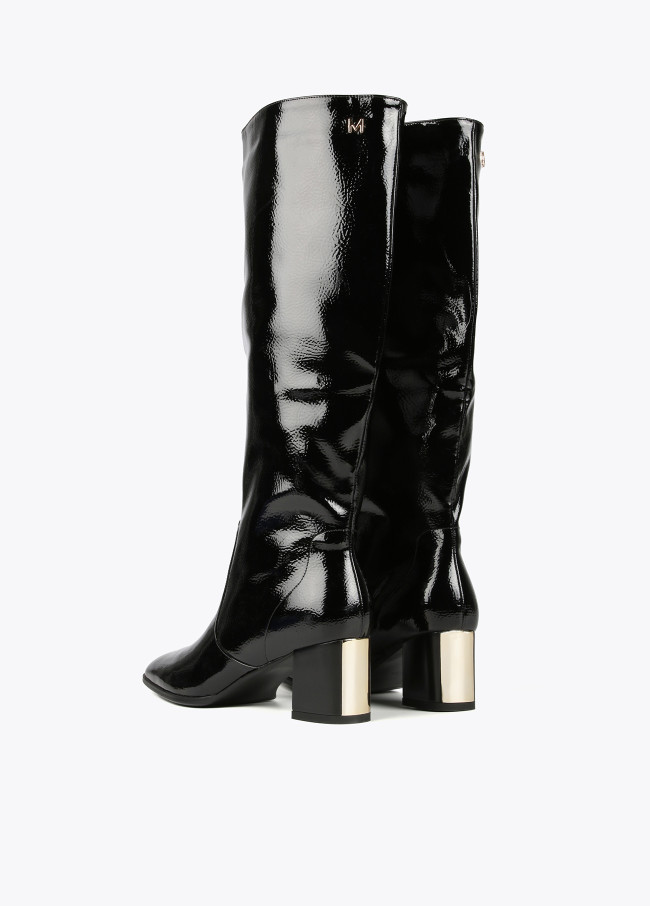 Lola Casademunt Bota Caña Alta Efecto Charol