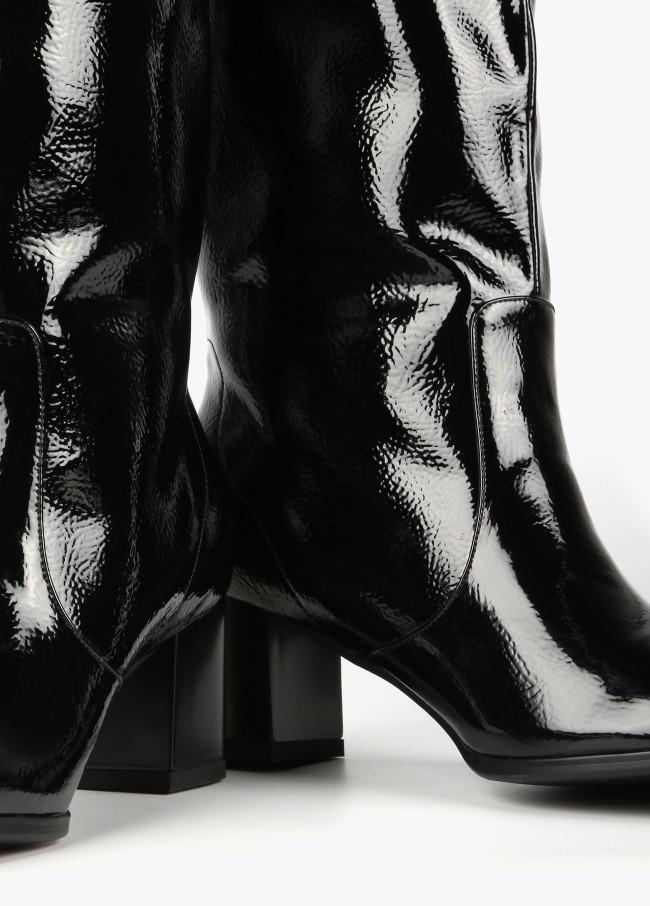 Lola Casademunt Bota Caña Alta Efecto Charol