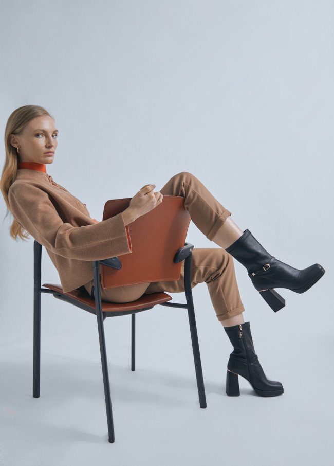 Lola Casademunt Botín Con Hebilla