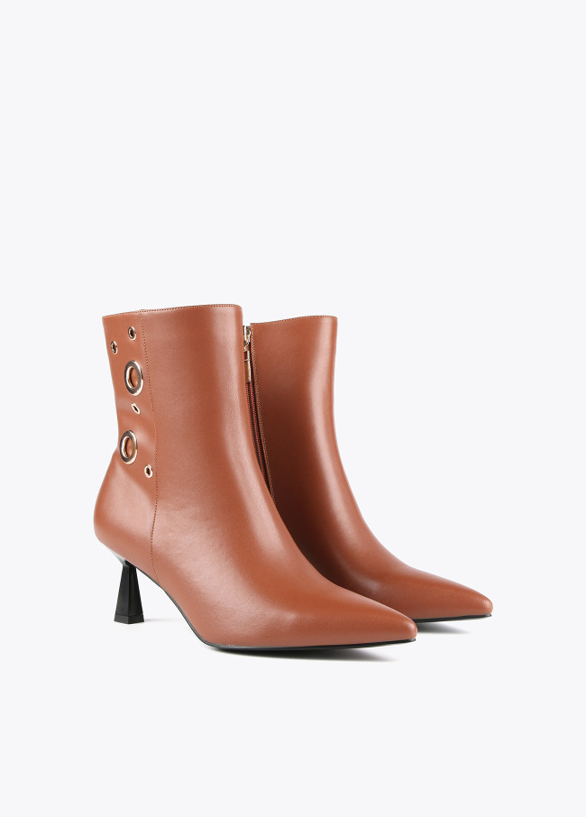 Lola Casademunt Botín Con Ojales