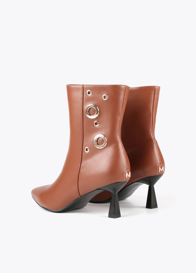 Lola Casademunt Botín Con Ojales