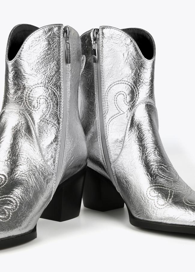 Lola Casademunt Botín Estilo Cowboy