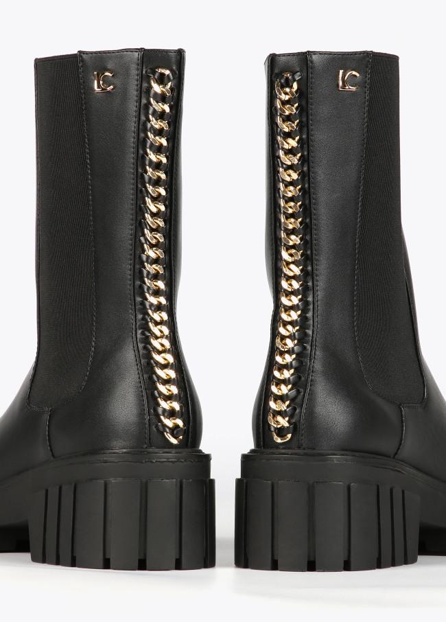 Lola Casademunt Botín Negro Con Cadena