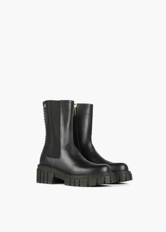 Lola Casademunt Botín Negro Con Cadena