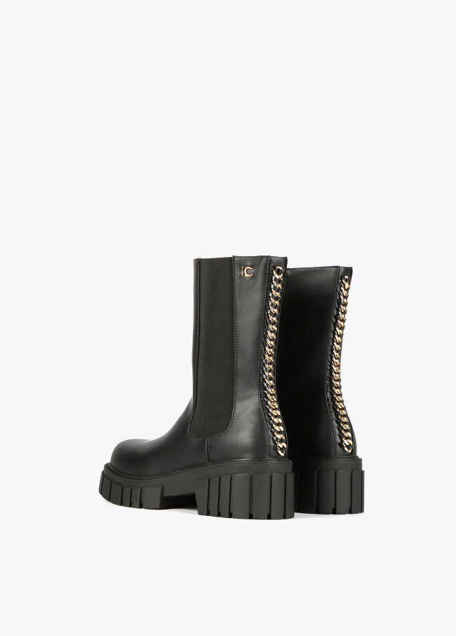Lola Casademunt Botín Negro Con Cadena