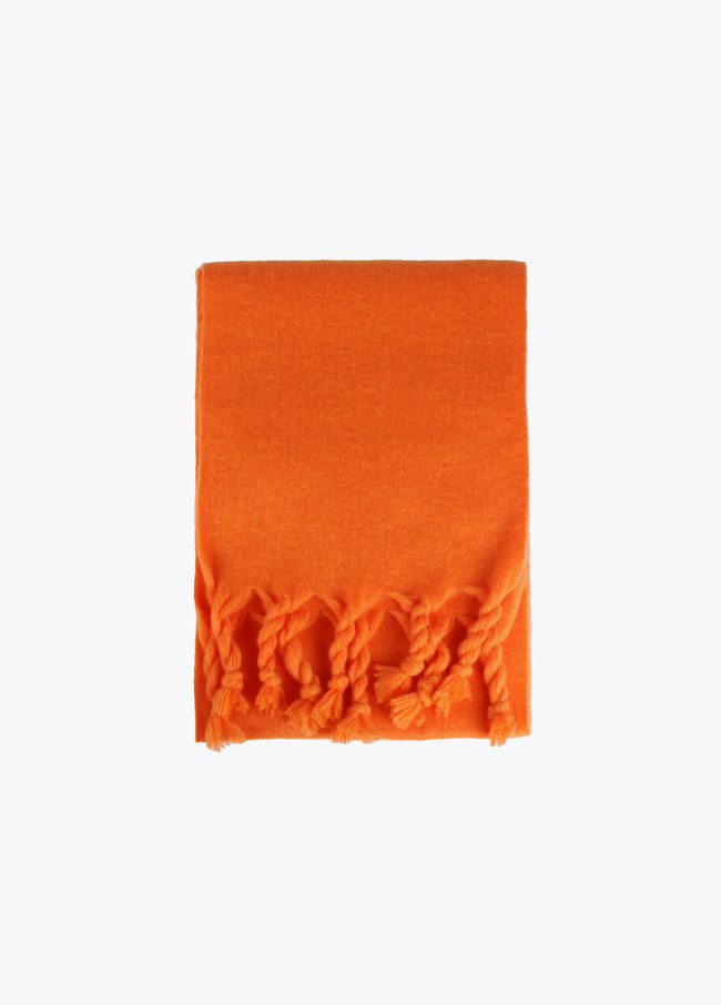 lola casademunt Bufanda con flecos trenzados