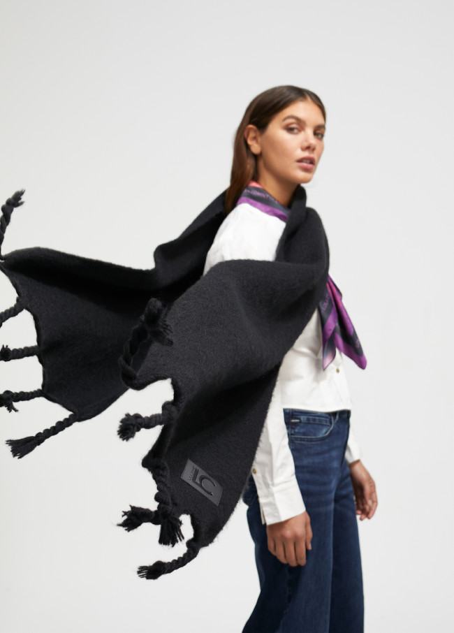 lola casademunt Bufanda con flecos trenzados