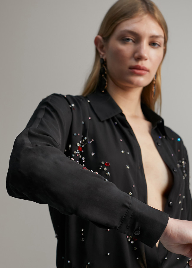 Lola Casademunt Camisa Detalle Joyas