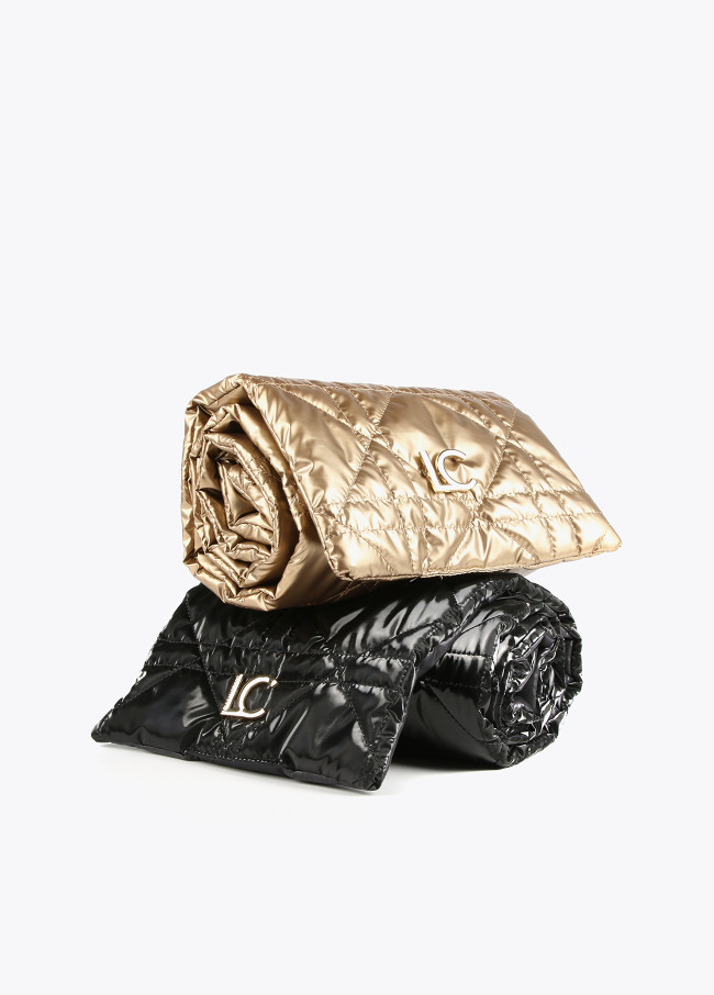 lola casademunt Cuello acolchado