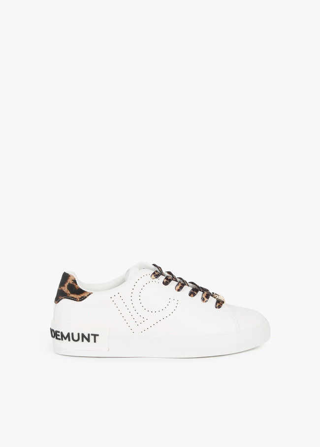 lola casademunt Deportiva con detalle LC perforado