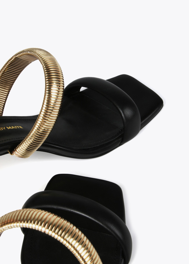 Lola Casademunt Sandalia De Tacón Con Tira Dorada