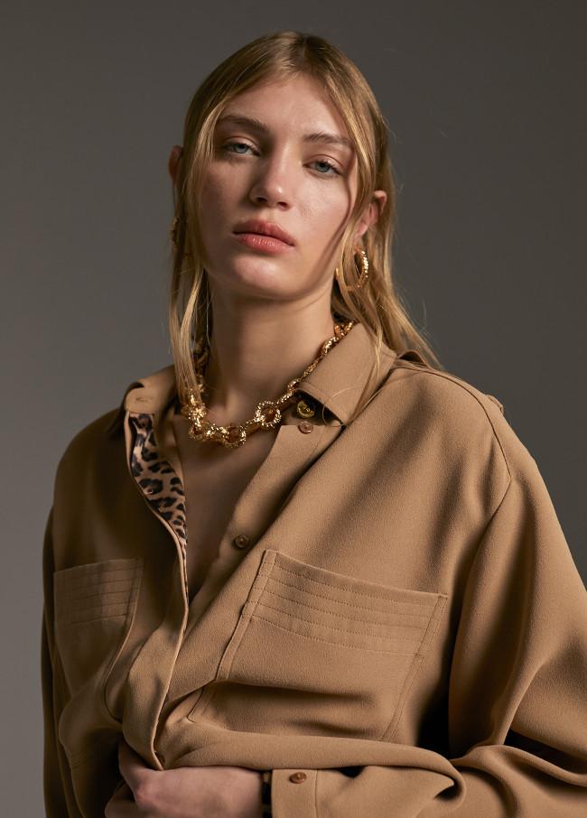 Lola Casademunt Sobre Camisa Bolsillos