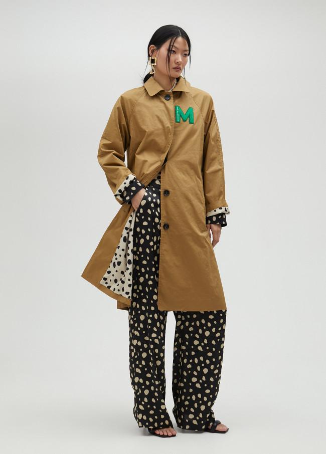 lola casademunt Trench color beige detalle parches