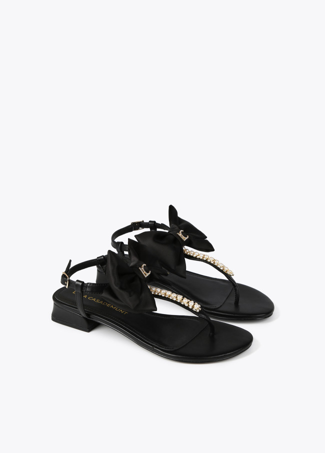 lola casademunt Sandalia con detalle lazo y pedrería