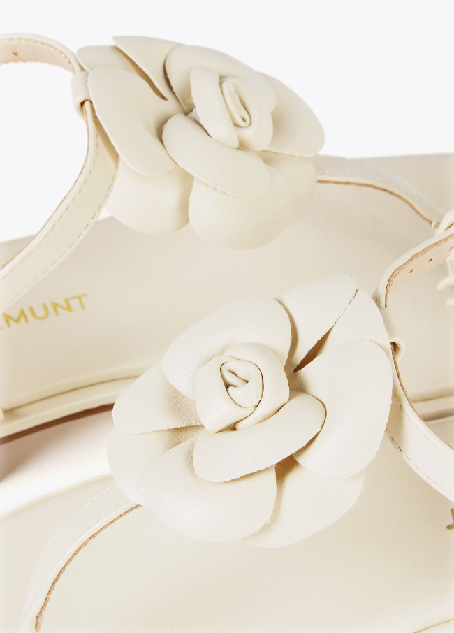Lola Casademunt Sandalia Con Tira De Dedo Y Detalle De Flor