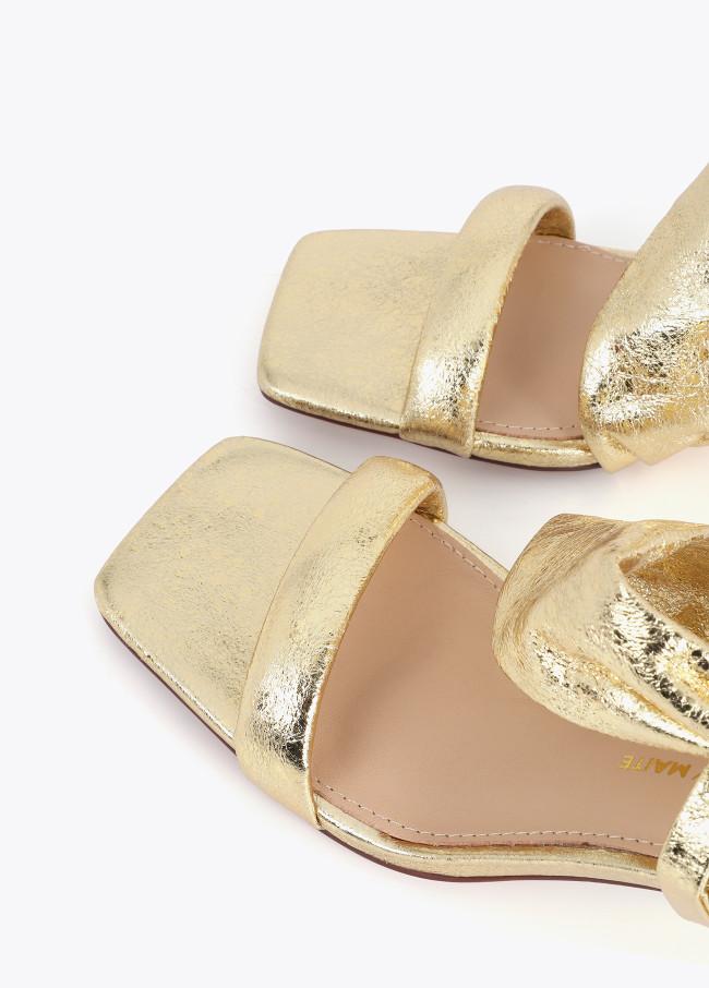 Lola Casademunt Sandalia De Tacón Con Tiras Metalizadas