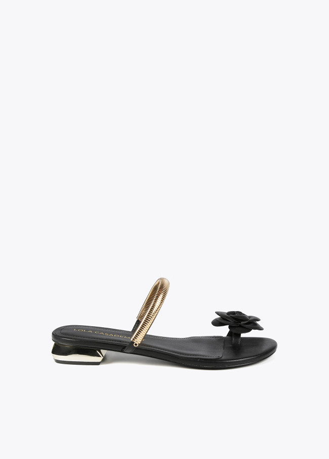 lola casademunt Sandalia detalle flor y tira metálica