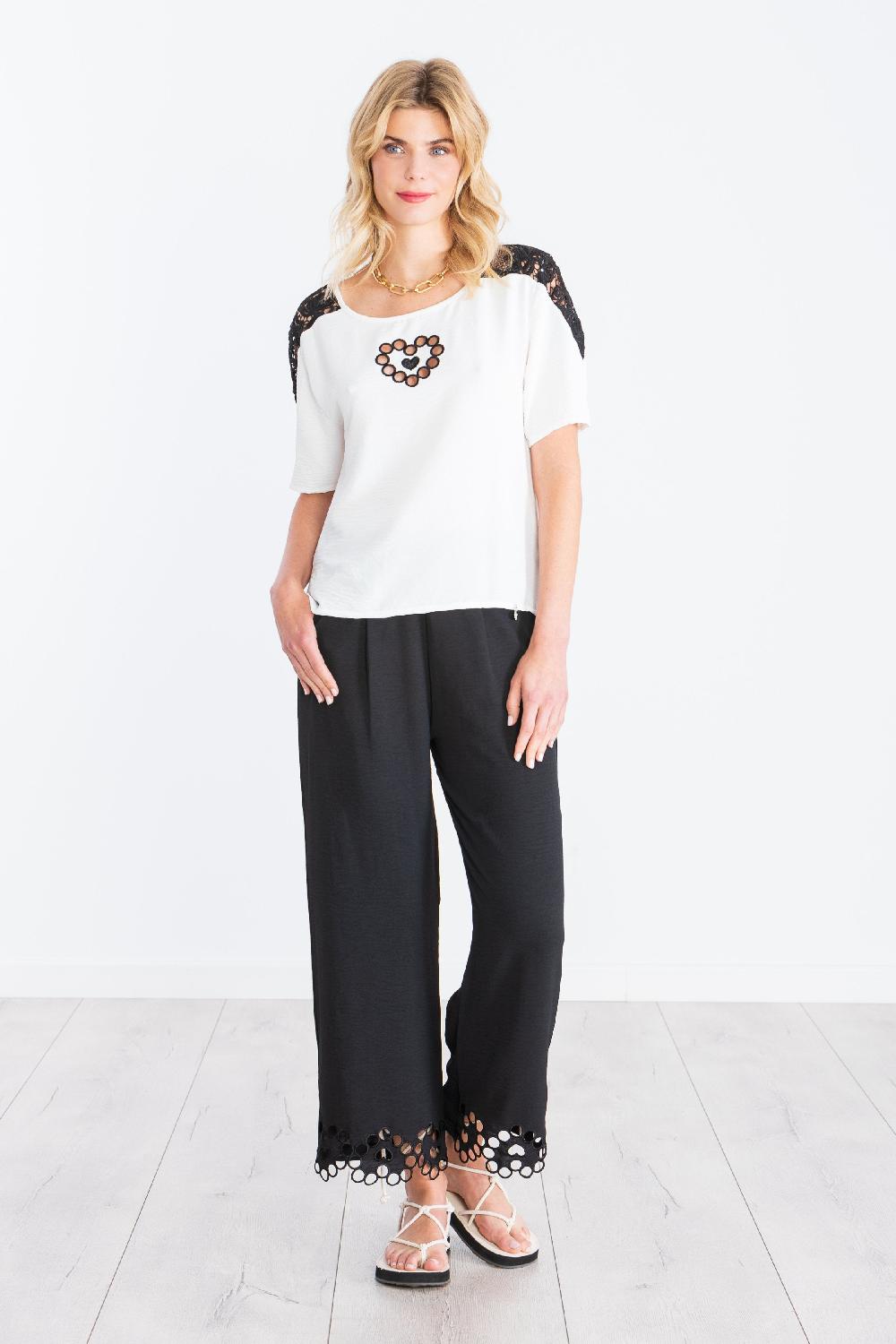 Lolitas&l Camiseta Blanca Corazon Bordado Con Grogre Contraste Negro LolitasyL