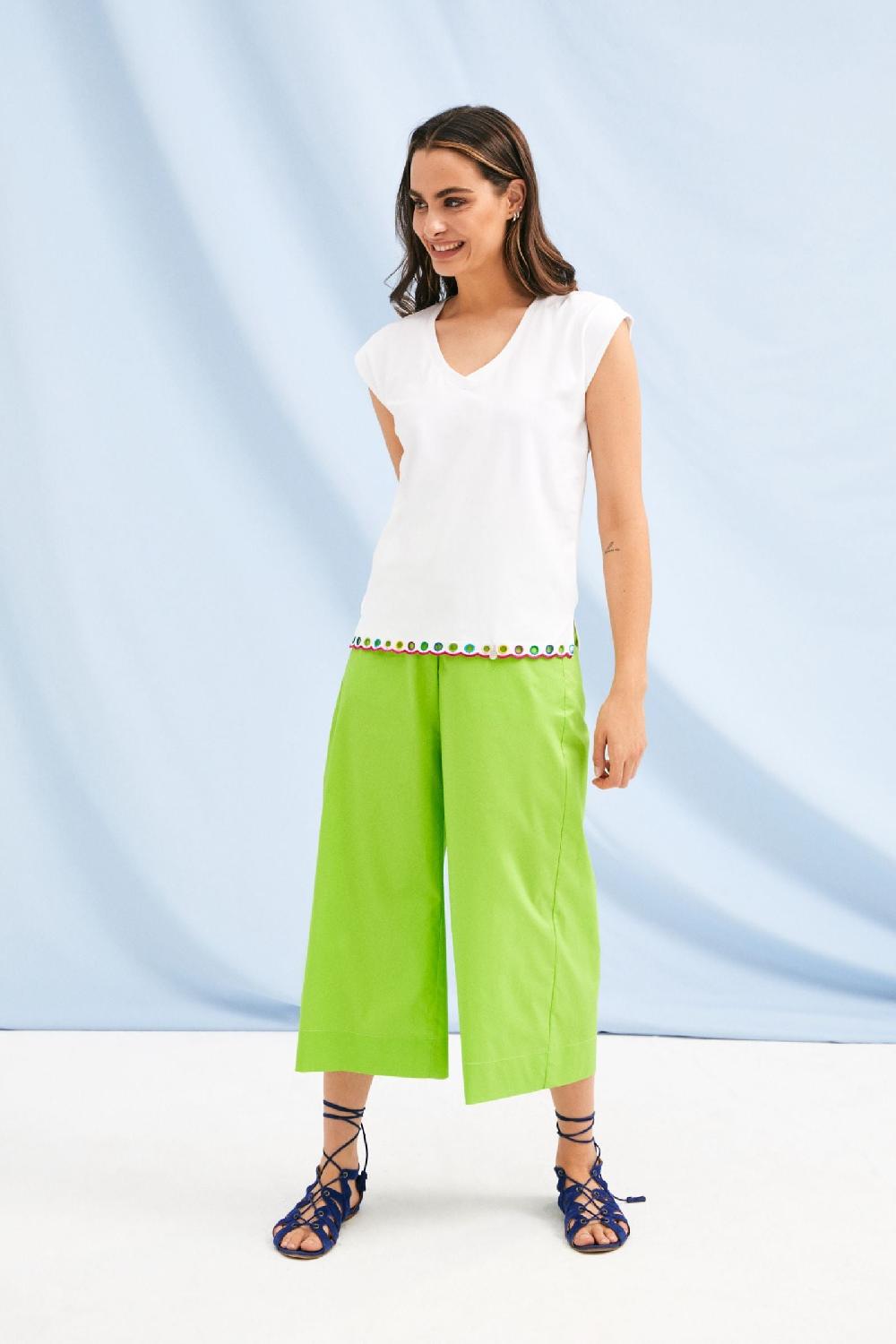 Lolitas&l Camiseta Blanca Escote Pico Con Bordado Multicolor En Contorno Lolitas&L