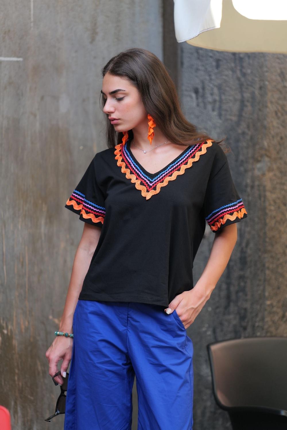 Lolitas&l Camiseta Negra Algodon Adorno Picunela En Escote Pico Lolitas&L