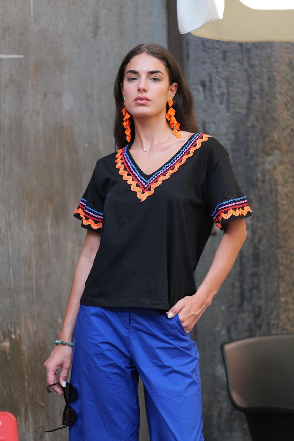 lolitas&l Camiseta negra algodon adorno picunela en escote pico Lolitas&L