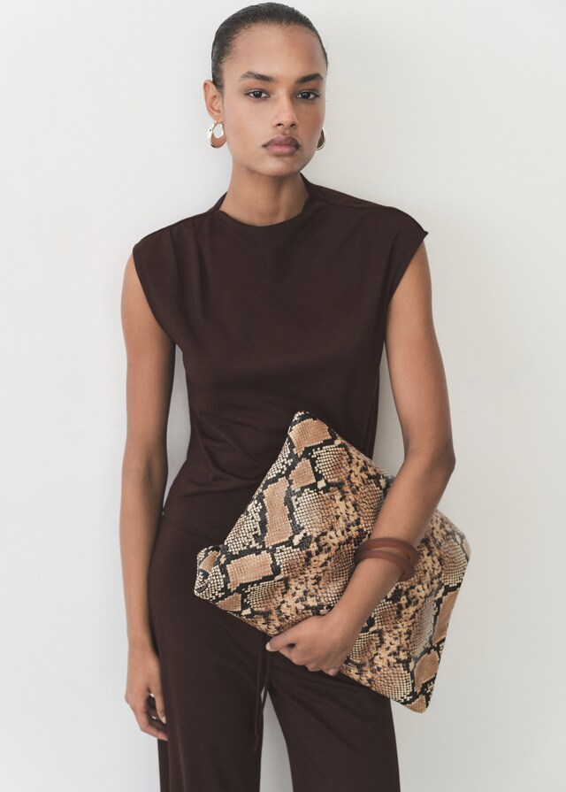 mango Camiseta cuello asimétrico fruncidos