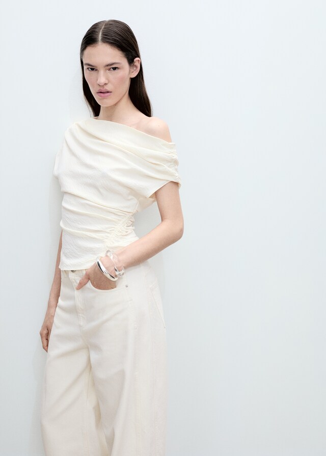 mango Top asimétrico fruncido