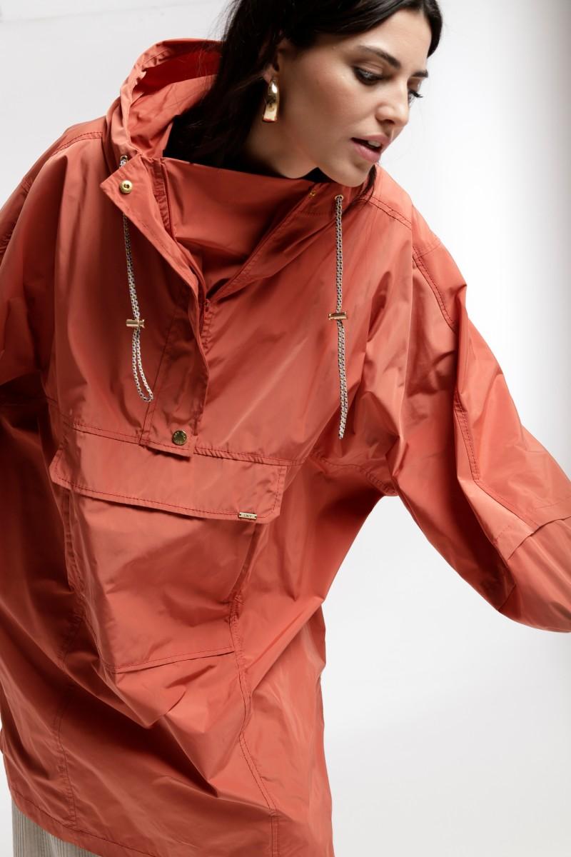 Oky Coky CAPA MURAL OVERSIZE CON CAPUCHA TECNICO WATERPROOF