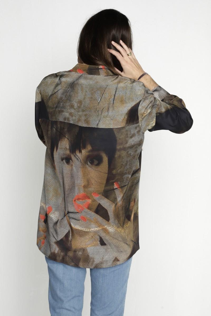 Oky Coky CAMISA BAJO ASIMÉTRICO ESTAMPADO SEDA