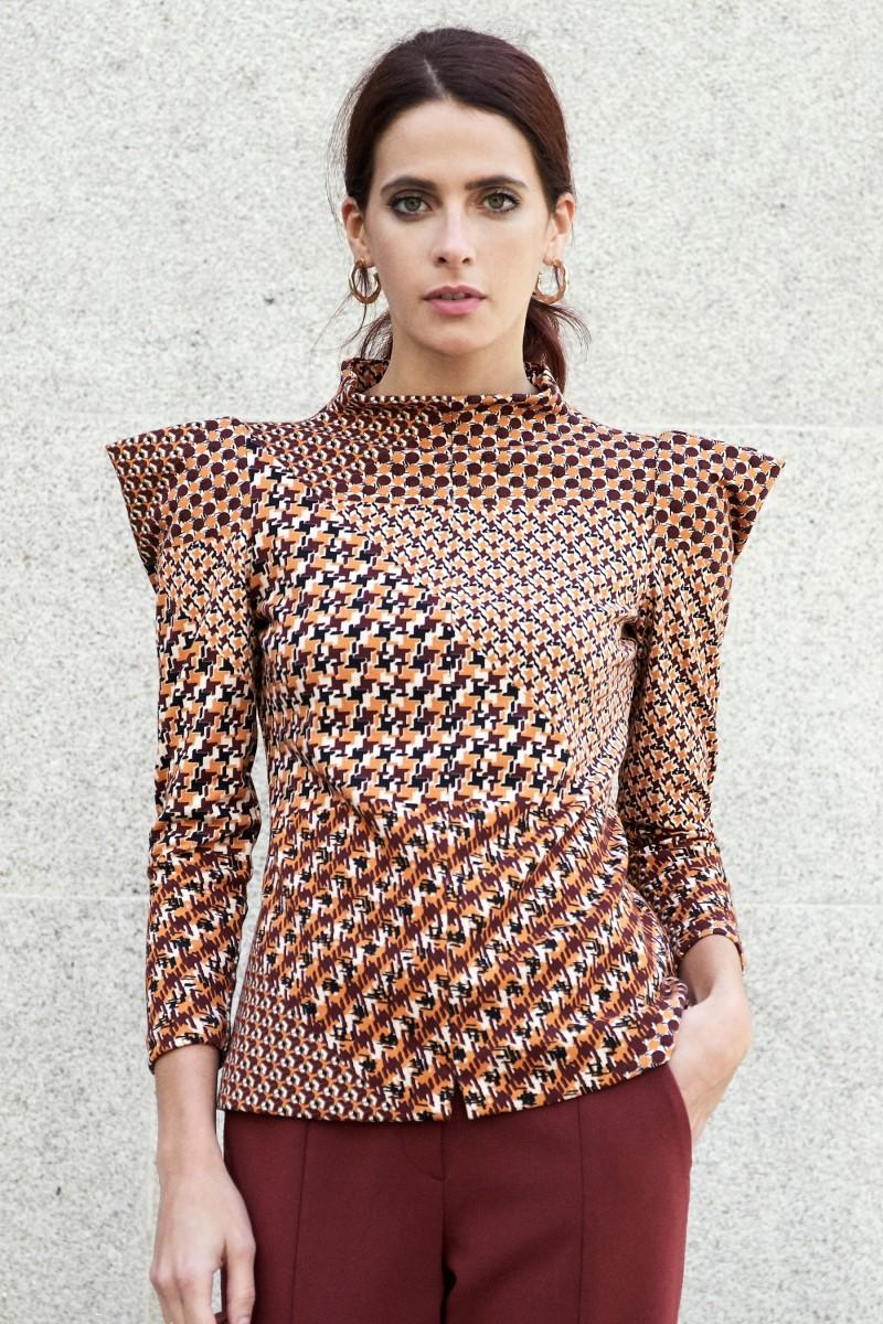 oky coky TOP CUELLO CHIMENEA-PUNTO ROMA ESTAMPADO