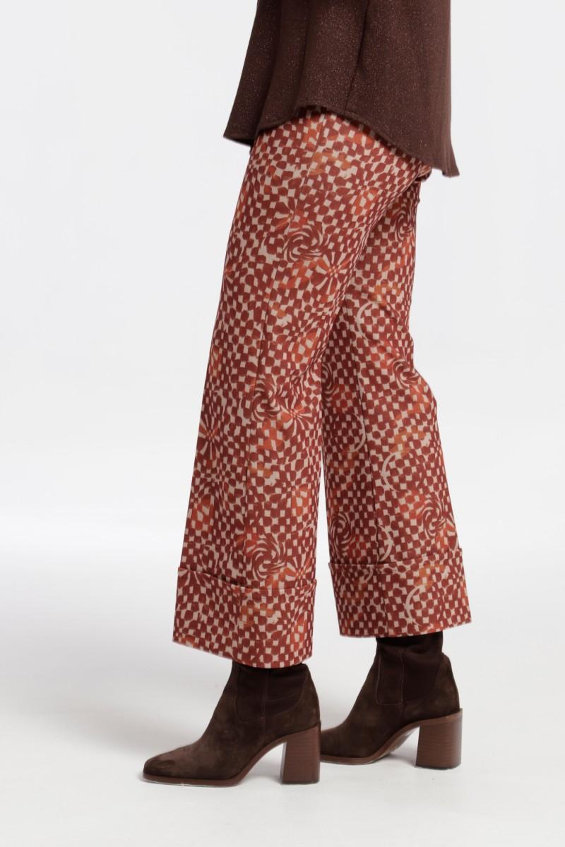 oky coky PANTALÓN ACAMPANADO BAJO VUELTA SABAO ESTAMPADO DOBLE CARA