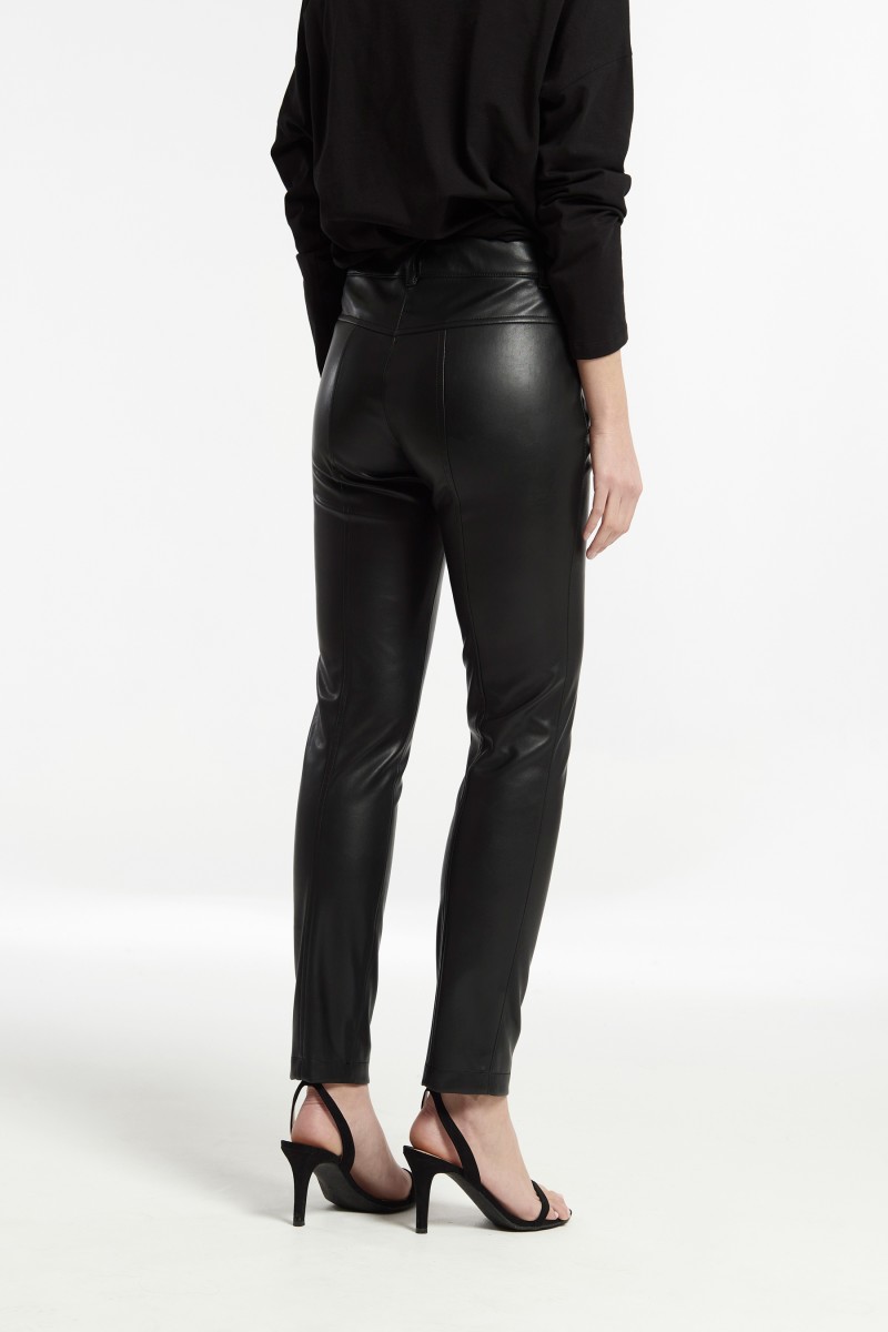 Oky Coky PANTALÓN AJUSTADO CON CORTES VEGAN TEJIDO EFECTO PIEL